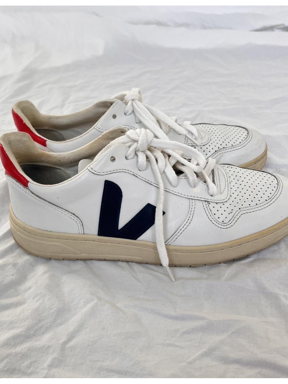 Veja V-10 white leather low top sneakers. White Nautico Pekin. Women’s 9